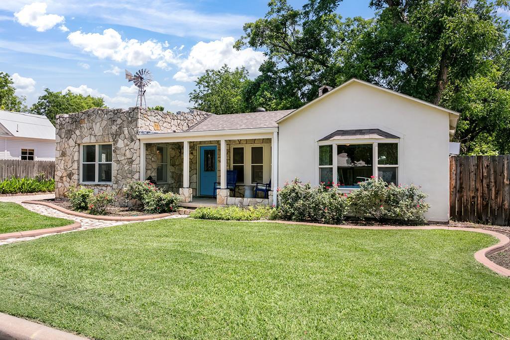 108 Centre St Listing Cover Image