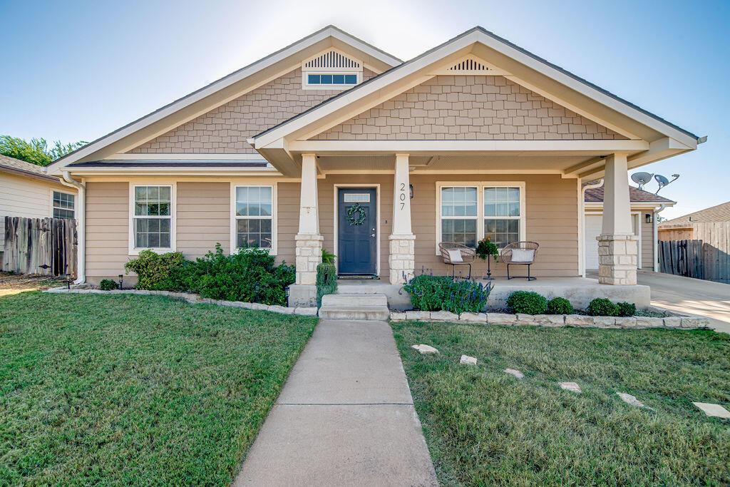 207 Green Oaks Loop Listing Cover Image