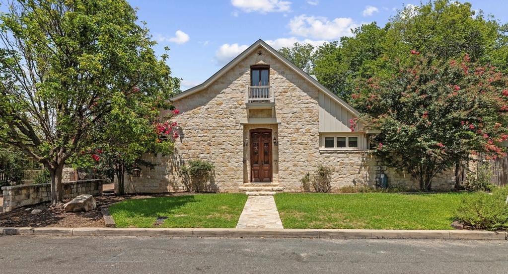 208 Schubert St Listing Cover Image
