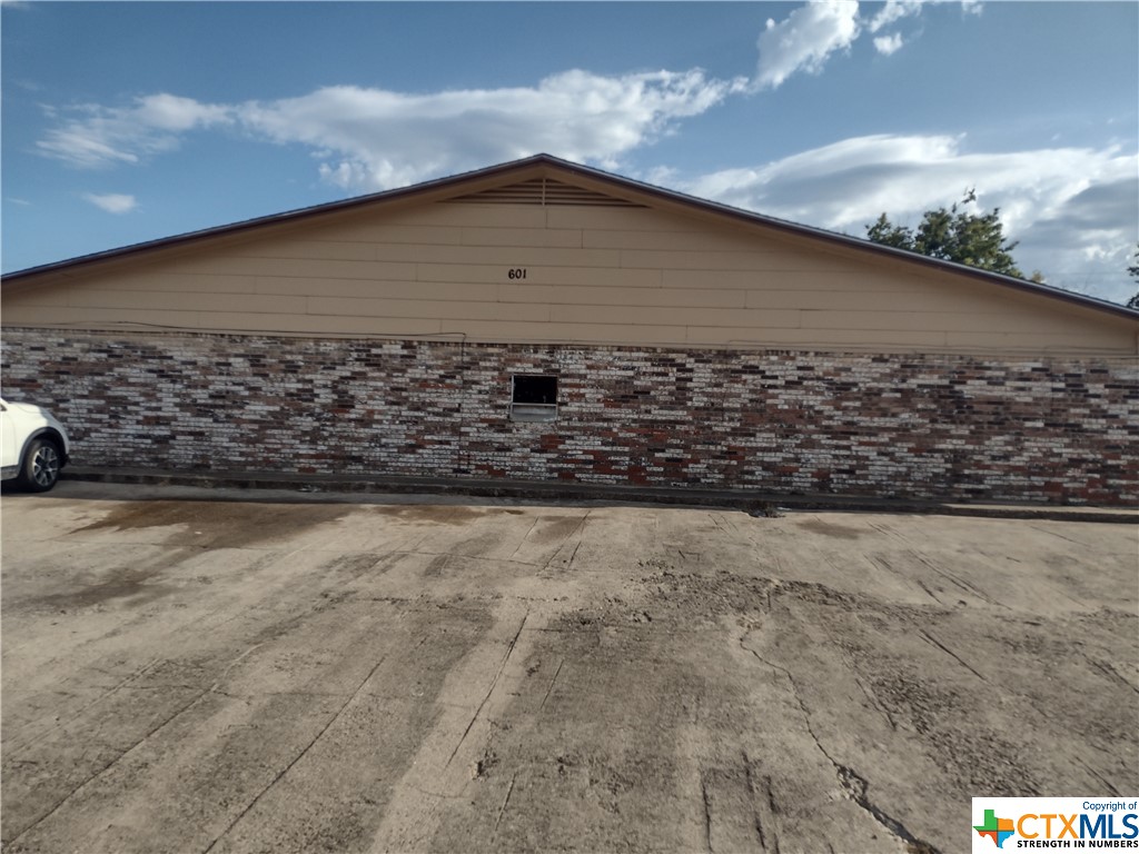 601 Sunset Listing Cover Image