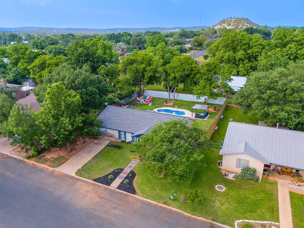 602 Hackberry St Listing Cover Image