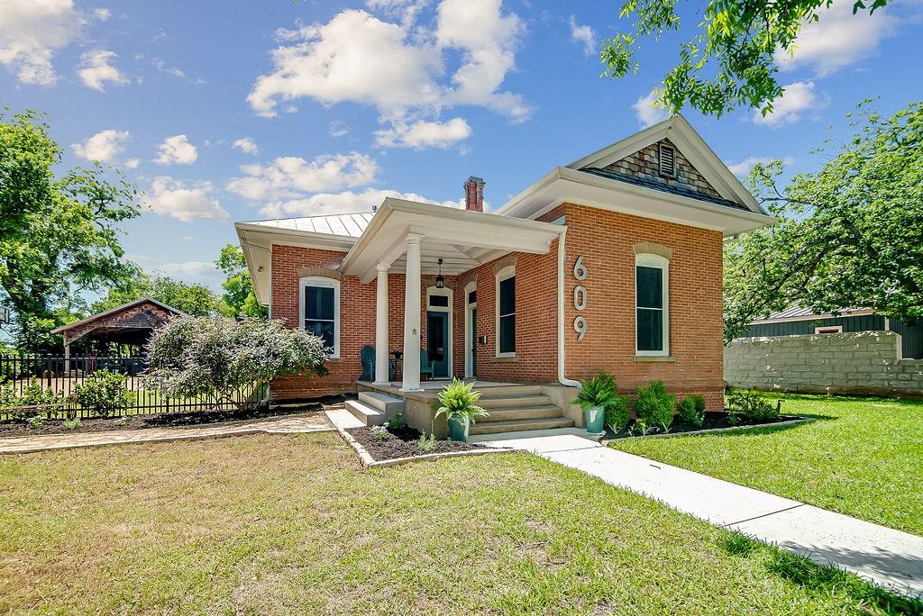 609 Austin St Listing Cover Image