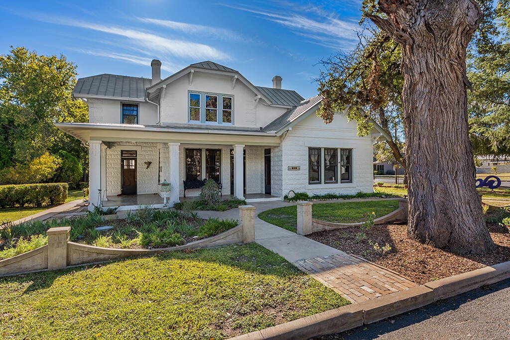 615 Creek St Listing Cover Image