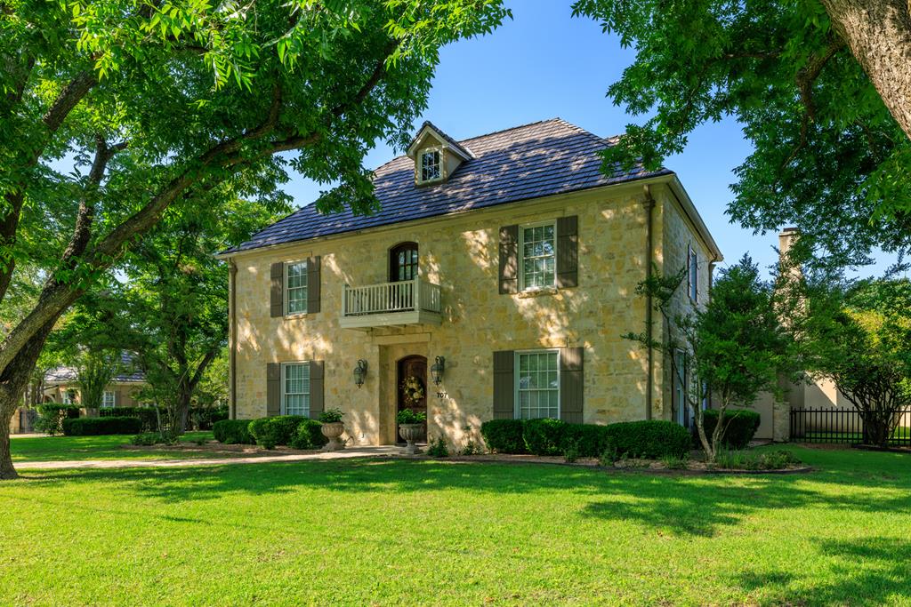 707 Creek St Listing Cover Image