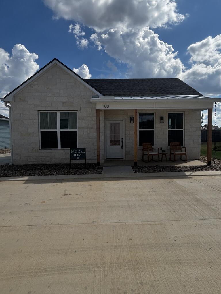 802 Creek St Listing Cover Image