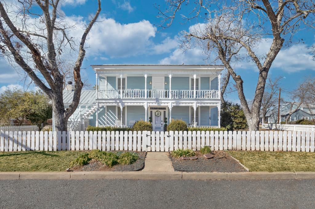 908 Crockett St Listing Cover Image